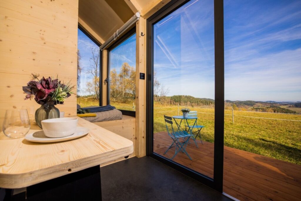 Modulární dům ve stylu tiny house od Woodky.cz umístěný v přírodě, vhodný pro celoroční bydlení