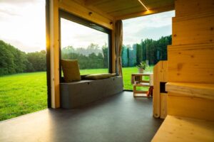 Modulární dům ve stylu tiny house od Woodky.cz umístěný v přírodě, vhodný pro celoroční bydlení