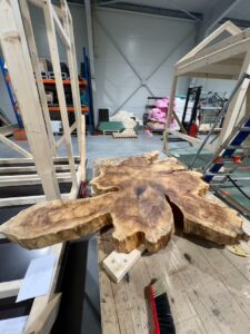 designovy stul z masivniho dreva vyroba