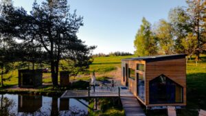 Glamping v jižních Čechách – tiny house obklopený loukou a lesem, ideální pro romantický pobyt.