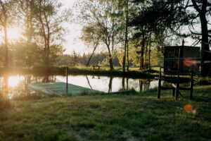 Glamping v jižních Čechách u rybníka – odpočinek v přírodě s výhledem na vodní hladinu.