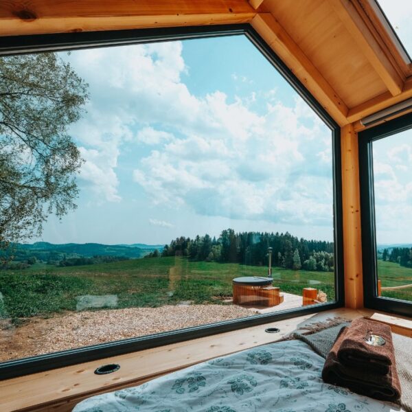 Hlinikova okna v interieru tiny house.
