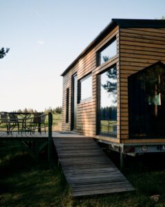 Exteriér investičního tiny housu od Woodky.cz umístěného na kraji lesa.