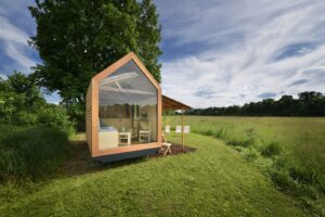 Malá dřevostavba ve stylu tiny house od Woodky – moderní, ekologické a úsporné bydlení v přírodě.