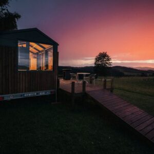 Mini domy na kolech – mobilní tiny house s terasou, ideální pro glamping nebo rekreační využití.
