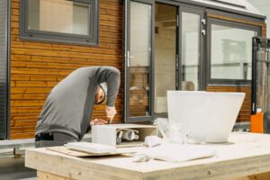 Mini domy ve výrobě – precizní řemeslné zpracování dřevěného tiny house v dílně Woodky.cz