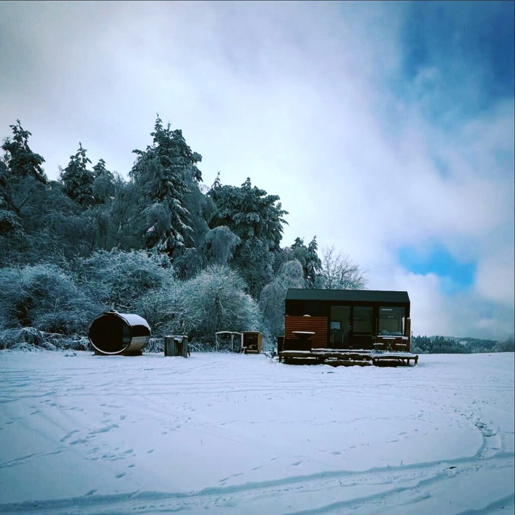 Celoroční mobilní dům ze dřeva umístěný v přírodě – moderní tiny house od Woodky.cz