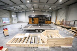 Modulový dům na klíč během výroby v hale s montáží dřevěné konstrukce
