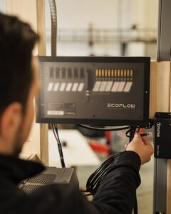 Nízkoenergetický dům postavený jako mobilní tiny house s ekologickým vytápěním a systémem EcoFlow. 