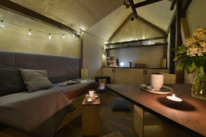 Nízkoenergetický dům typu tiny house s minimalistickým interiérem a chytrým využitím prostoru.