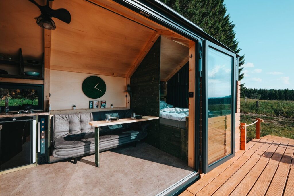 Tiny house na kolech od Woodky – moderní dřevěný mobilní dům vhodný k celoročnímu bydlení