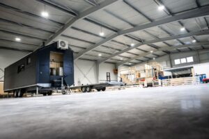 Výroba tiny housu ve výrobní hale – stavba dřevěné konstrukce mobilního domu od Woodky.cz