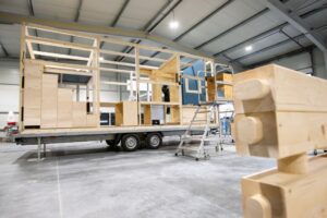 Výroba tiny housu na míru – dřevěná mobilní stavba od Woodky.cz ve fázi montáže