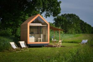 Kontejnerový dům vs Tiny house na kolech od Woodky – moderní dřevěný mobilní dům vhodný k celoročnímu bydlení
